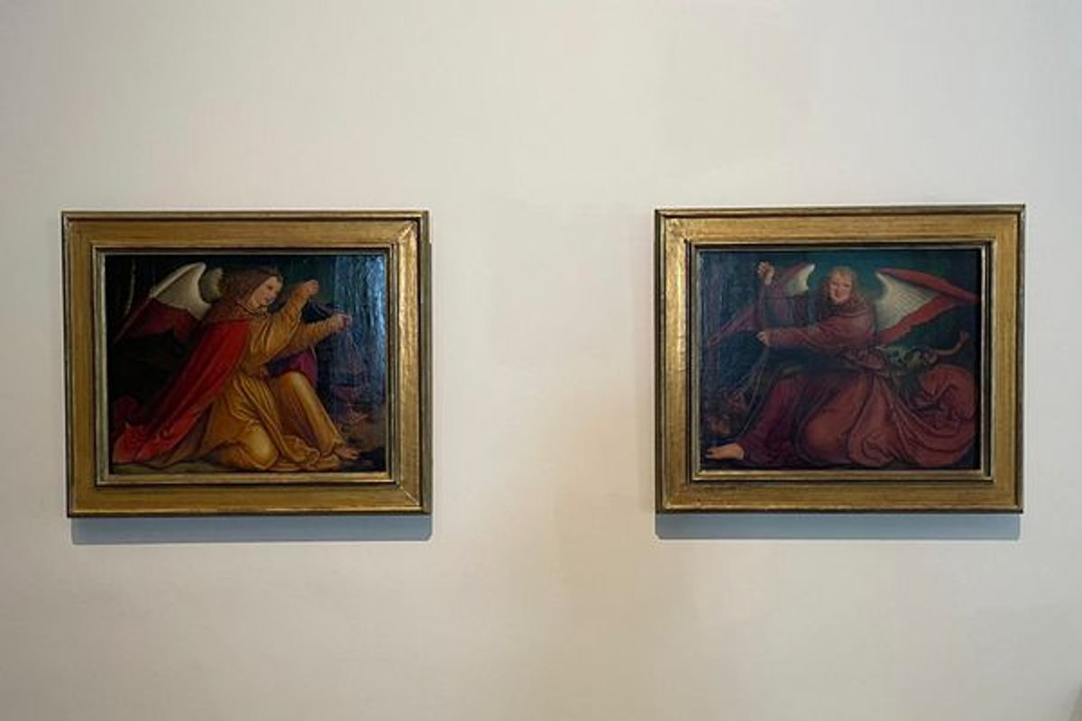 Bernhard Strigel, Ange thuriféraire vêtu d’une tunique jaune, 1520 (à gauche) avec son pendant, exposés au Louvre Abu Dhabi.
© Artpaugée