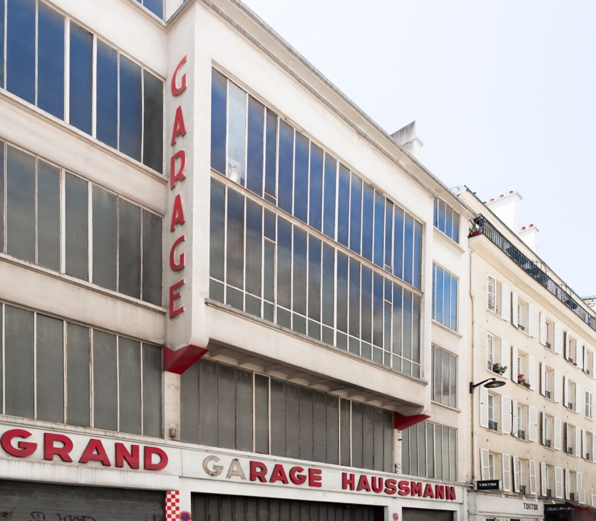 Le Grand garage Haussmann. Courtesy OFFSCREEN. Photo : Joseph Jabbour