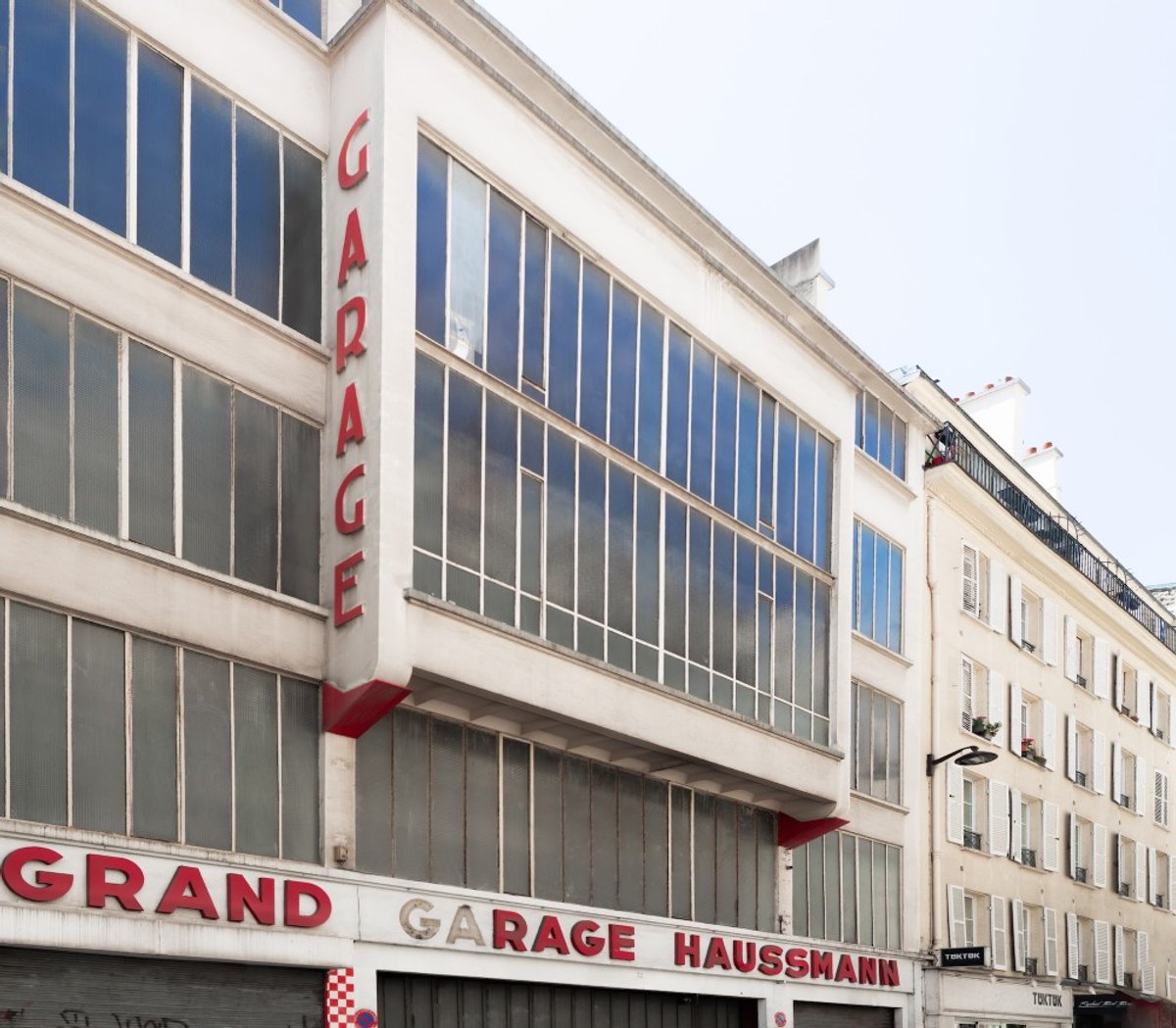 Le Grand garage Haussmann. Courtesy OFFSCREEN. Photo : Joseph Jabbour