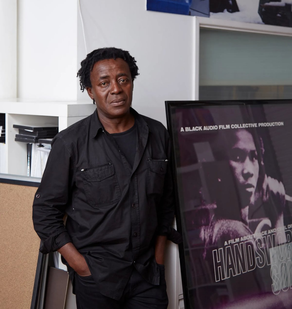John Akomfrah dans son atelier londonien. D.R.