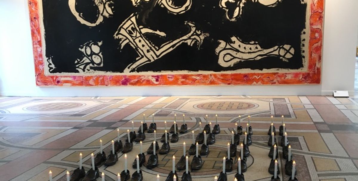 ERIK DIETMAN : LE PROVERBE TURC, 1998. Bronze, bougies électriques Dimensions variables. Courtesy Galerie Papillon, Paris. & PIERRE ALECHINSKY : LES GRANDS FONDS, 1974-1996. Encre de Chine sur grand vélin marouflé sur toile, bordure peinte à l’acrylique 337 x 710 cm. Coutesy Lelong & Co., Paris, New York. © Stéphane Renault