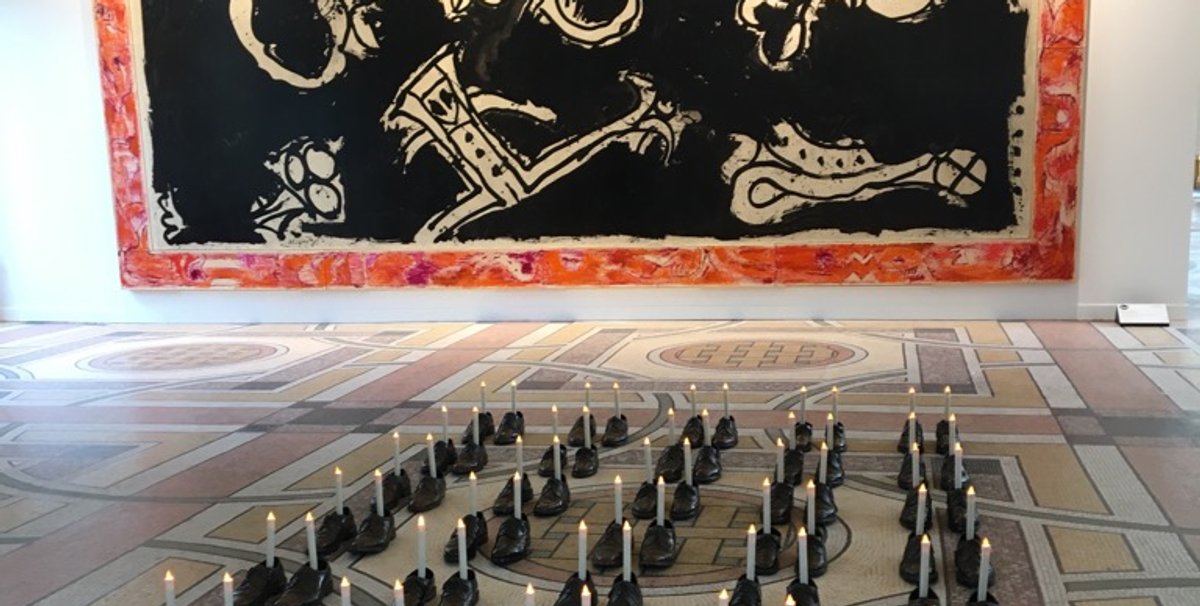 ERIK DIETMAN : LE PROVERBE TURC, 1998. Bronze, bougies électriques Dimensions variables. Courtesy Galerie Papillon, Paris. & PIERRE ALECHINSKY : LES GRANDS FONDS, 1974-1996. Encre de Chine sur grand vélin marouflé sur toile, bordure peinte à l’acrylique 337 x 710 cm. Coutesy Lelong & Co., Paris, New York. © Stéphane Renault