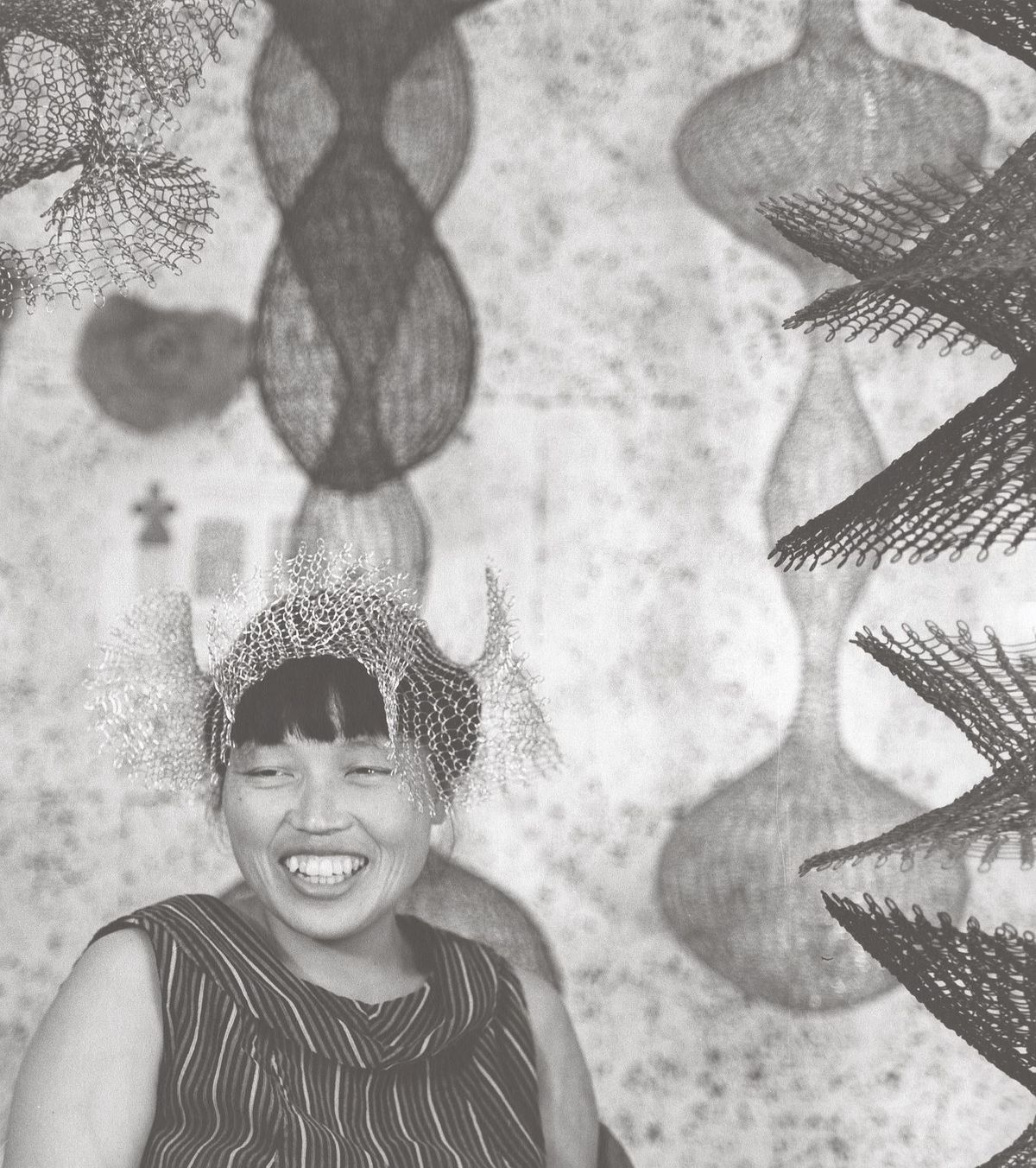 Ruth Asawa et des Hanging Sculptures, vers 1958, photographie de Paul Hassel. Photo : Paul Hassel, Courtesy The Estate of Ruth Asawa and David Zwirner.