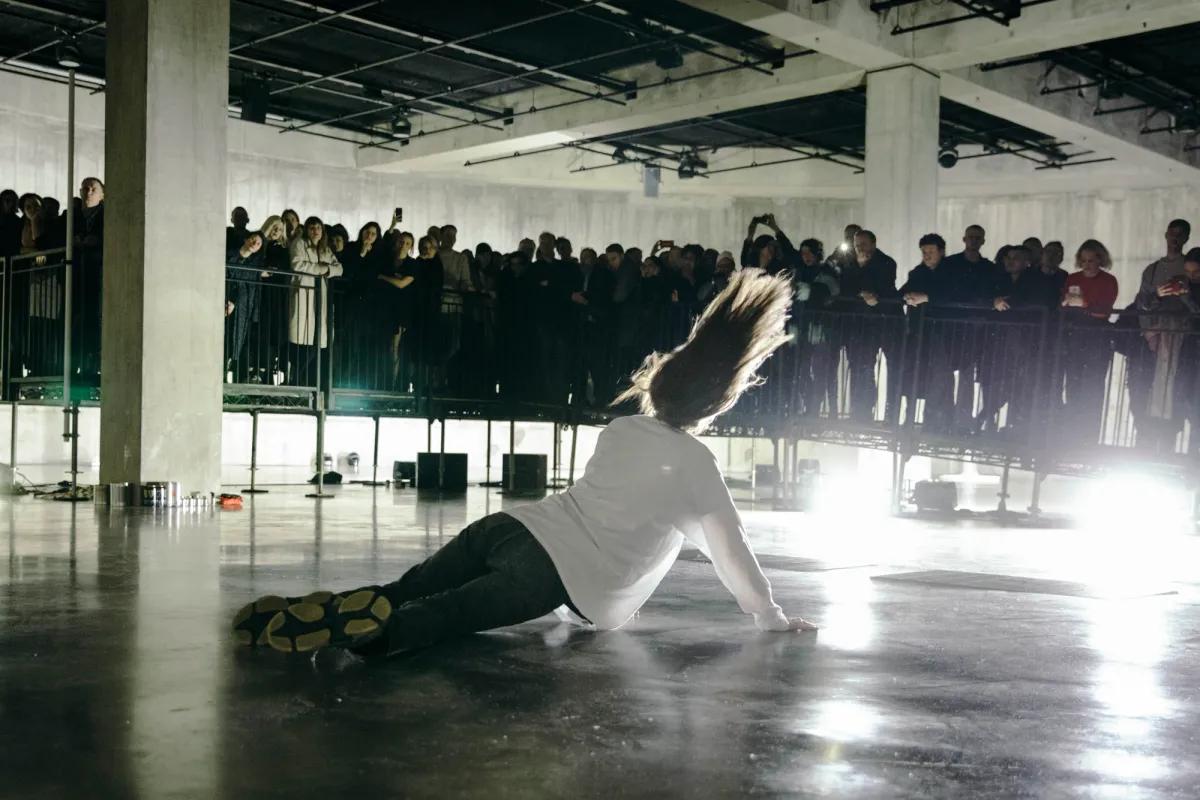 Anne Imhof, Sex (2019), performance dans The Tanks à la Tate Modern, à Londres. Photo Tate Modern : Nadine Fraczkowski © l'artiste et Galerie Buchholz, Berlin/Cologne/New York