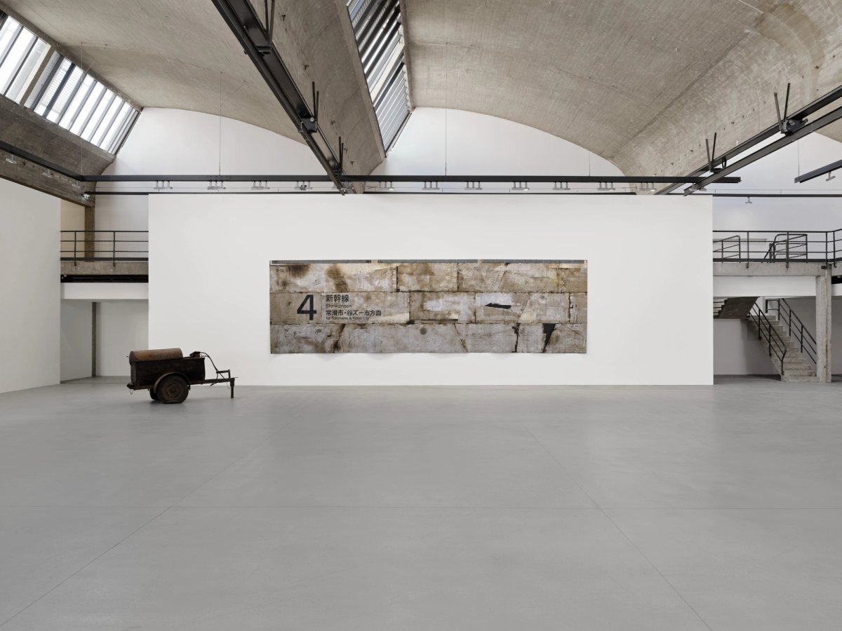 Vue de l’exposition « Theaster Gates : Black Mystic », à la Galerie Gagosian, Le Bourget. © Theaster Gates. Photo : Thomas Lannes. Courtesy Gagosian