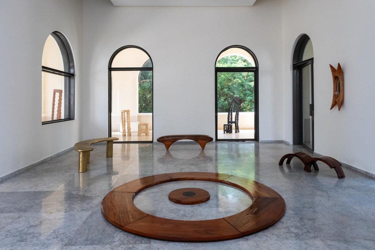 Vue de l’exposition « Le design en Afrique de l’Ouest : l’unité dans la multiplicité », au Palais de Lomé. Dans la salle, œuvres d’Estelle Yomeda, Kossi Hemadzro Assou et Nifemi Marcus-Bello. Photo © Parmenas Awudza