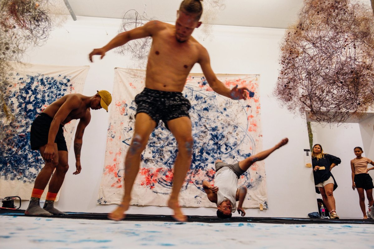 gshaan Adams, atelier de danse avec le Garage Dance Ensemble, Zeitz Museum of Contemporary Art Africa, Le Cap, Afrique du Sud, 2022. Courtesy de l’artiste, de Thomas Dane Gallery, Londres, et de blank projects. Photo Lindsey Appolis