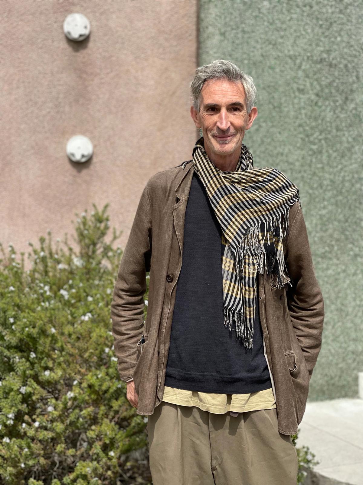 Francis Alÿs devant le pavillon belge aux Giardini. Photo : Philippe Régnier