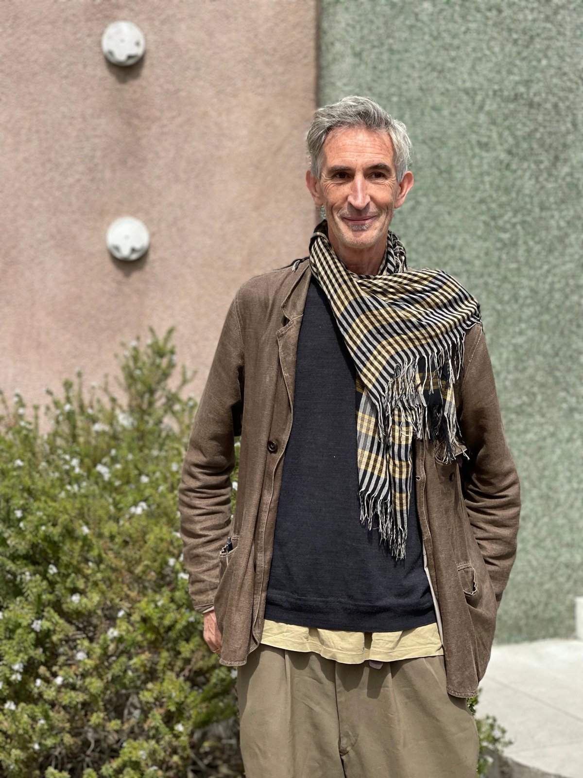 Francis Alÿs devant le pavillon belge aux Giardini. Photo : Philippe Régnier