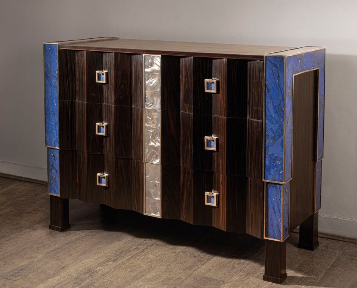 Marcel Coard, commode, vers 1928, ébène de Macassar, chêne, acajou du Honduras, okoume, bronze argenté, nacre et scagliola. Courtesy de la galerie Vallois, Paris. Photo Arnaud Carpentier