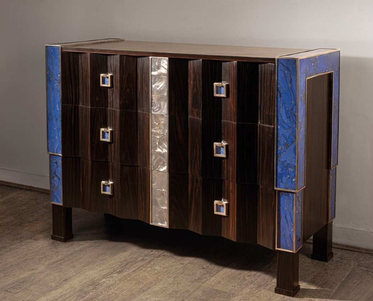 Marcel Coard, commode, vers 1928, ébène de Macassar, chêne, acajou du Honduras, okoume, bronze argenté, nacre et scagliola. Courtesy de la galerie Vallois, Paris. Photo Arnaud Carpentier