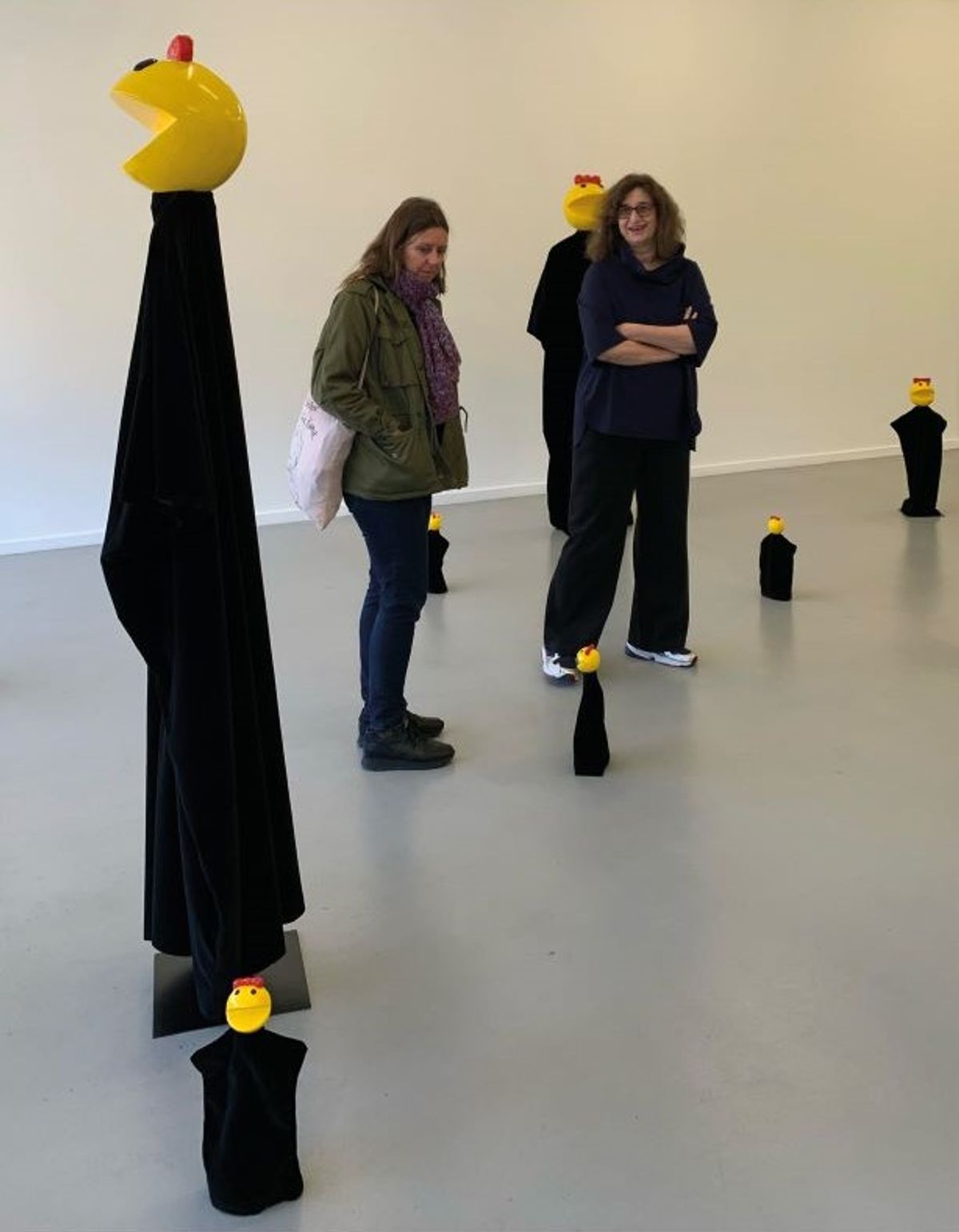 Véronique Bacchetta (à droite) et Liz Craft pendant le montage de l’exposition de l’artiste « Ms. America », au Centre d'édition contemporaine, Genève, 2022.
© Photo Quartier des Bains