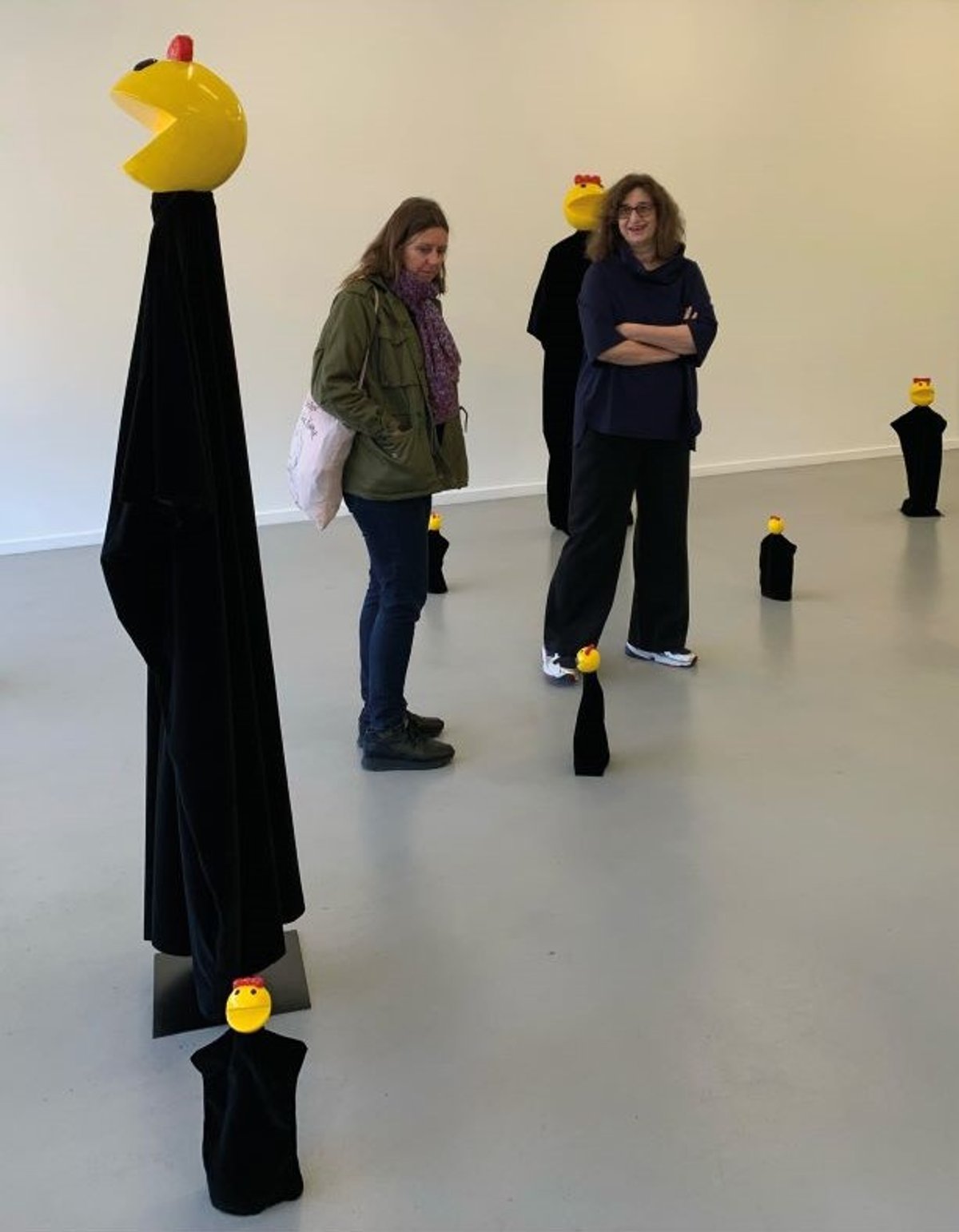 Véronique Bacchetta (à droite) et Liz Craft pendant le montage de l’exposition de l’artiste « Ms. America », au Centre d'édition contemporaine, Genève, 2022.
© Photo Quartier des Bains