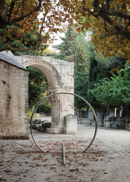 Circle and Straight (2021) de Lee Ufan, aux Alyscamps, à Arles, en octobre 2021. © Claire Dorn
