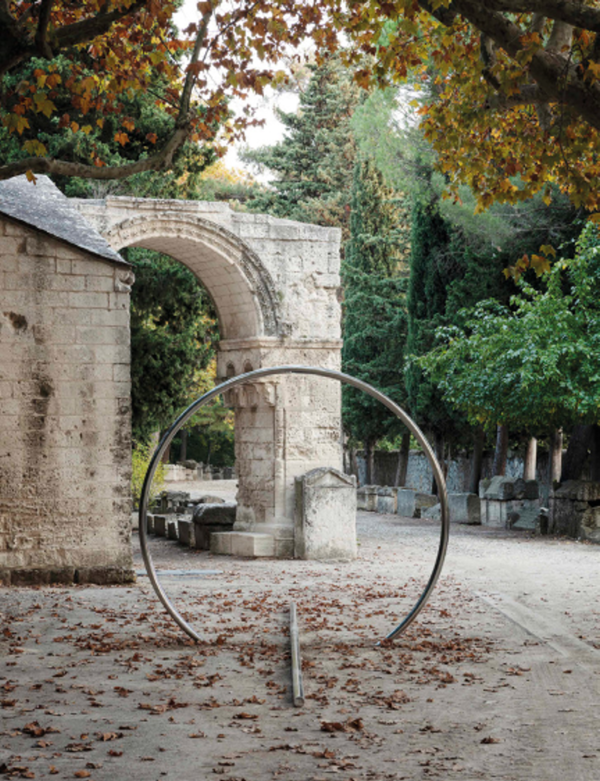 Circle and Straight (2021) de Lee Ufan, aux Alyscamps, à Arles, en octobre 2021. © Claire Dorn