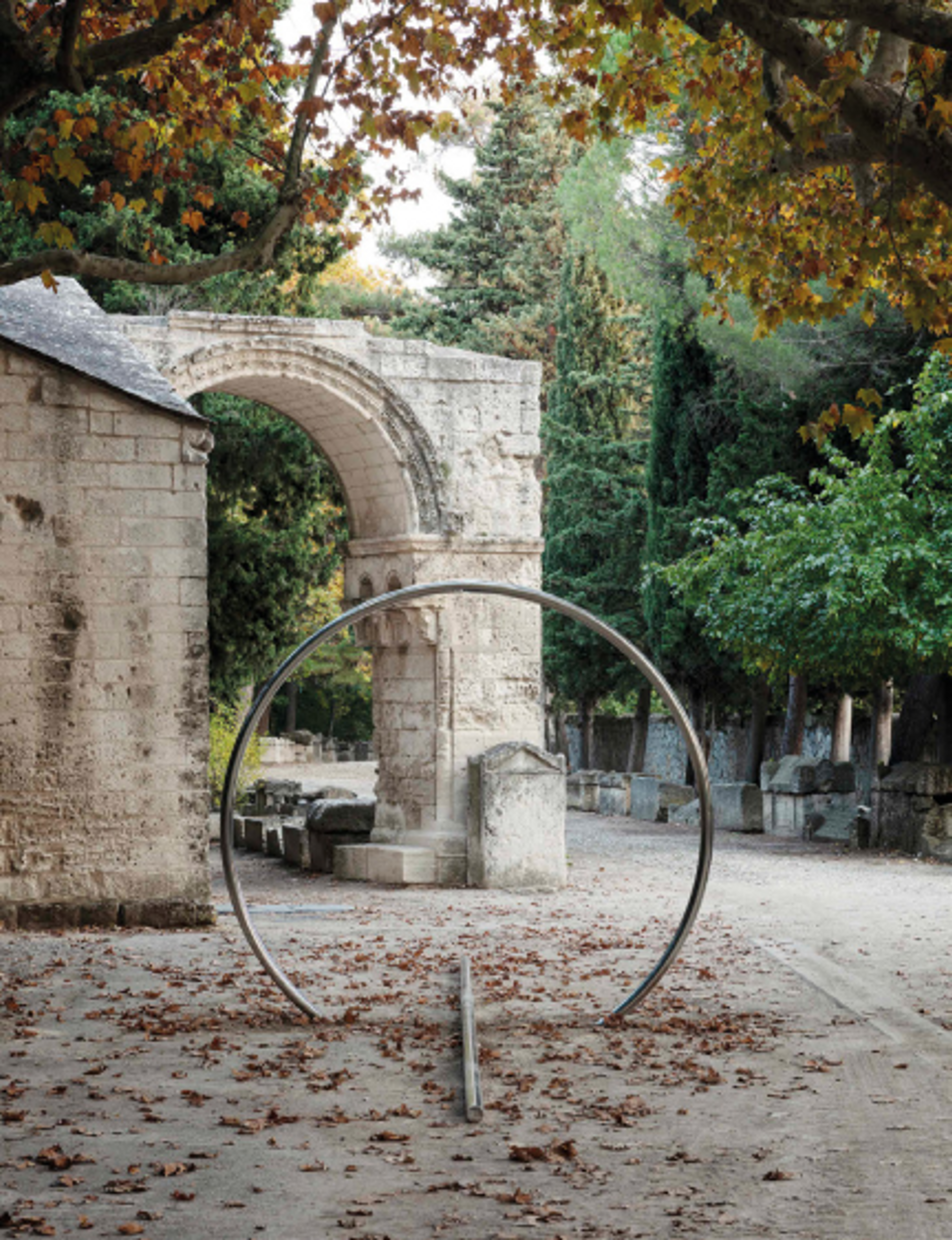 Circle and Straight (2021) de Lee Ufan, aux Alyscamps, à Arles, en octobre 2021. © Claire Dorn

