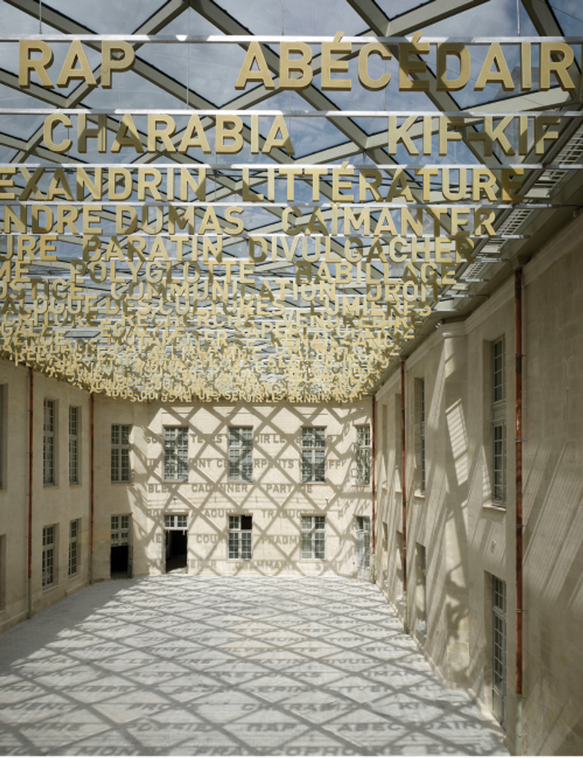 Château de Villers-Cotterêts, l’ancienne cour du jeu de paume et
son ciel lexical. © Pierre-Olivier Deschamps/ Agence Vu’ – CMN