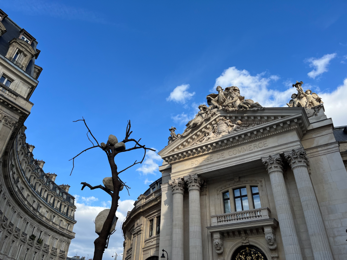 Vue du parvis de la Bourse de Commerce - Pinault Collection, Paris 2024 ; Giuseppe Penone, Idee di Pietra, 2010. Photo : Stéphane Renault



