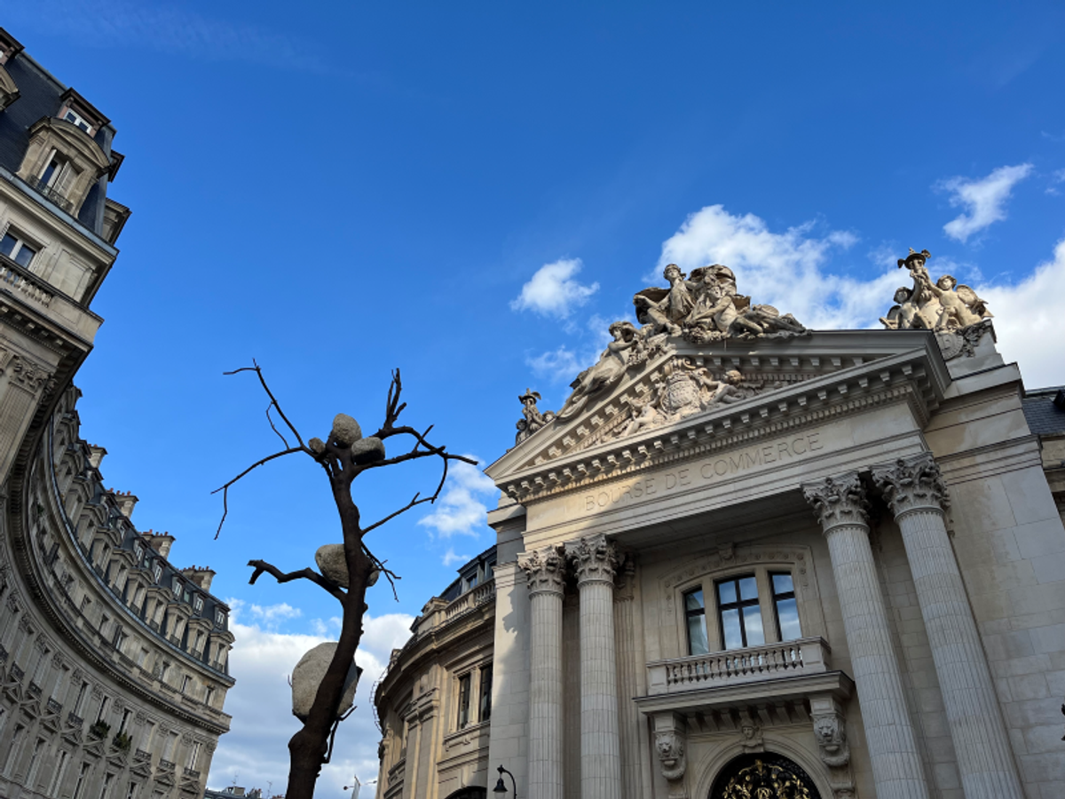 Vue du parvis de la Bourse de Commerce - Pinault Collection, Paris 2024 ; Giuseppe Penone, Idee di Pietra, 2010. Photo : Stéphane Renault