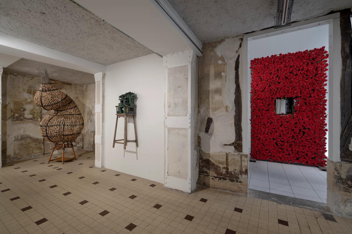 Vues de l’exposition « Chen Zhen : Double exil », 2023, Galleria Continua, Paris. Photo : Oak Taylor-Smith