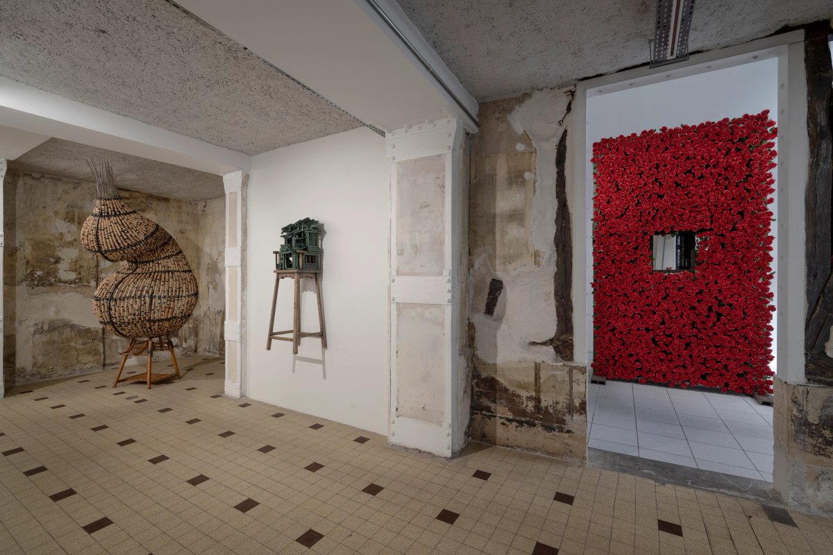 Vues de l’exposition « Chen Zhen : Double exil », 2023, Galleria Continua, Paris. Photo : Oak Taylor-Smith