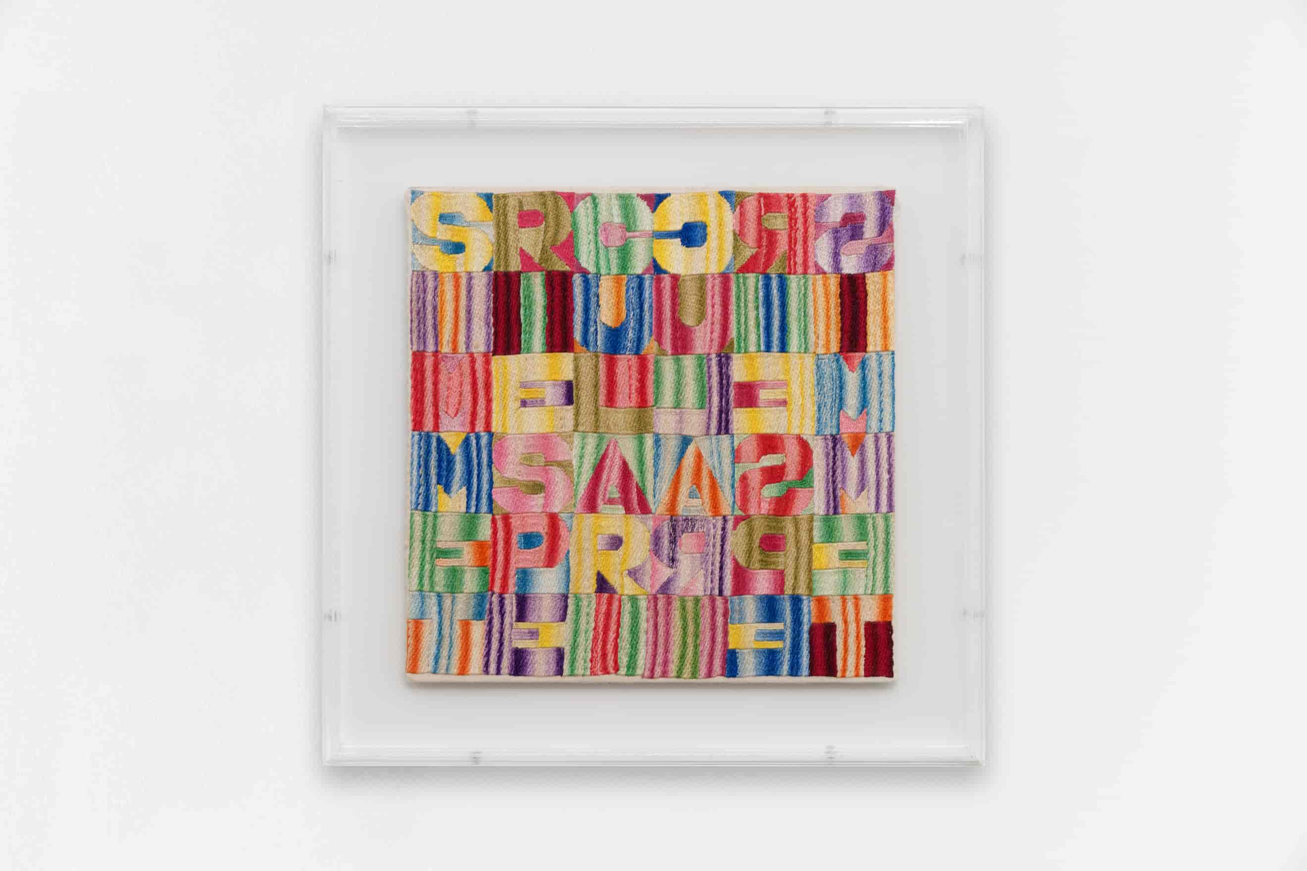 Alighiero Boetti, Simmeterie speculari, vers 1992, broderie sur tissu, 26,5 x 26 cm. Courtesy de Mitterrand, Art Moderne et Contemporain, Paris 