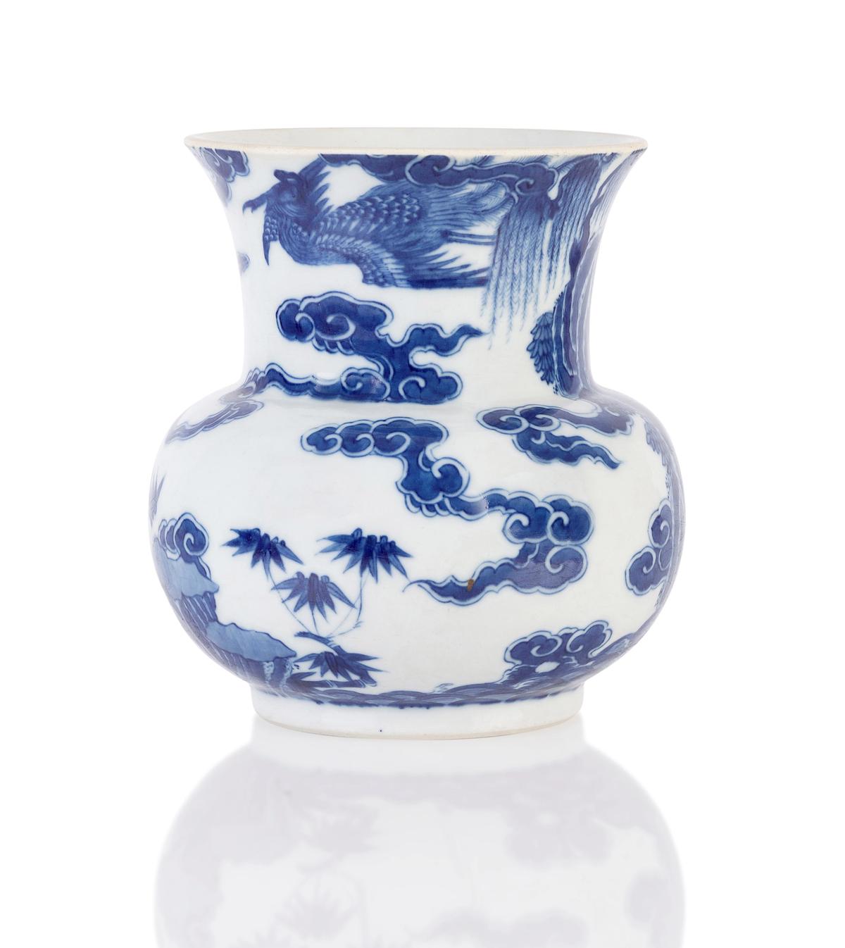 Rare vase impérial de forme zhadou en porcelaine dite bleu de Hué, Chine pour le Vietnam, XVIIIe siècle. Courtesy Lynda Trouvé