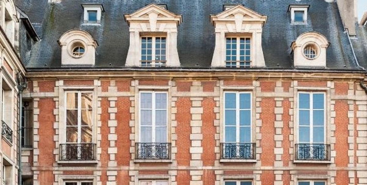 L’Hôtel de Rohan-Guéménée, qui abrite aujourd’hui la Maison de Victor Hugo, place des Vosges. © Paris Musées