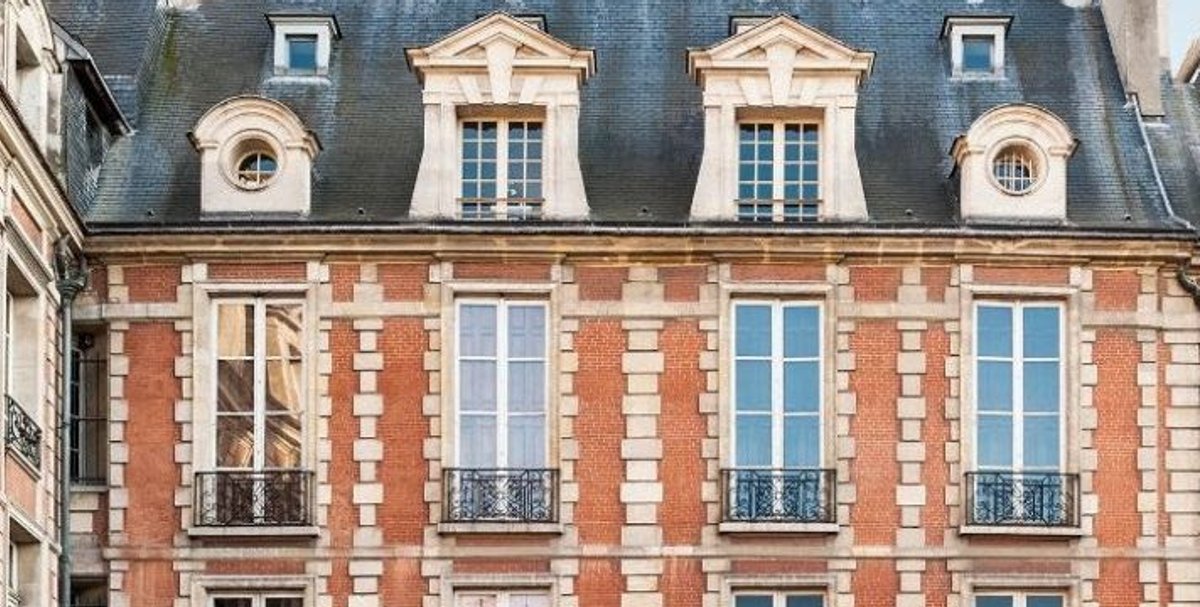 L’Hôtel de Rohan-Guéménée, qui abrite aujourd’hui la Maison de Victor Hugo, place des Vosges. © Paris Musées