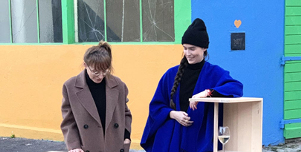 Anne Minazio et Laurence Favez devant la façade de Hit, Genève. Courtesy Hit, D.R.