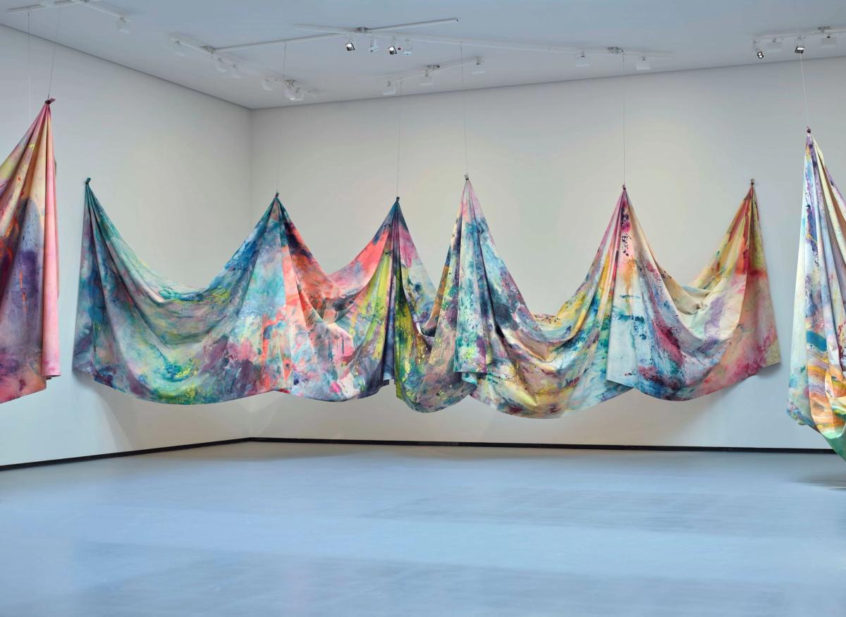 Sam Gilliam, Carousel Form II, 1969, acrylique et poudre d’aluminium sur toile, Speed Art Museum, Louisville, Kentucky. © Sam Gilliam. Photo Fondation Louis Vuitton/Marc Domage