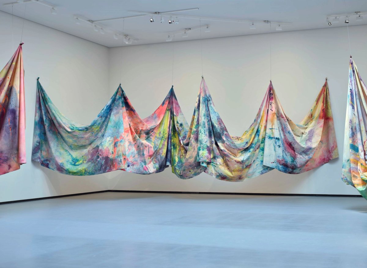 Sam Gilliam, Carousel Form II, 1969, acrylique et poudre d’aluminium sur toile, Speed Art Museum, Louisville, Kentucky. © Sam Gilliam. Photo Fondation Louis Vuitton/Marc Domage