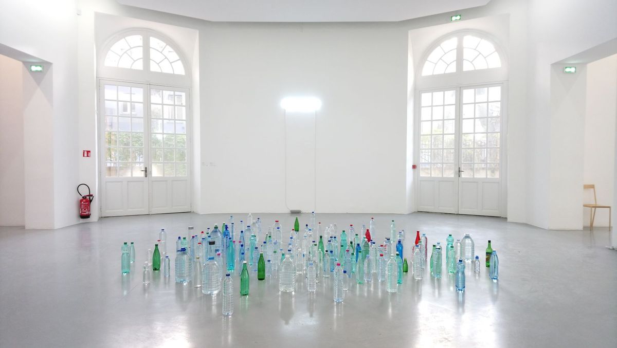 Vue de l’exposition « Collectionner au XXI e siècle. De leur temps (6) » à la Collection Lambert. David Horvitz, I take a shower… and Imagined clouds, 2019, collection privée. © Collection Lambert