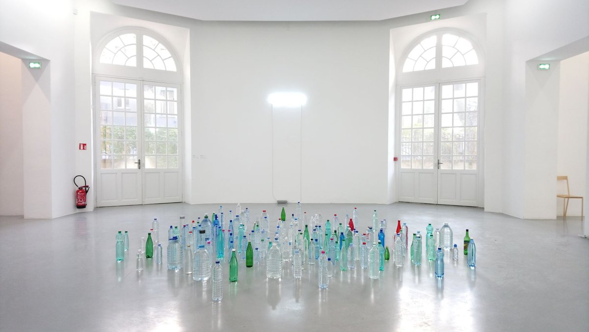 Vue de l’exposition « Collectionner au XXI e siècle. De leur temps (6) » à la Collection Lambert. David Horvitz, I take a shower… and Imagined clouds, 2019, collection privée. © Collection Lambert