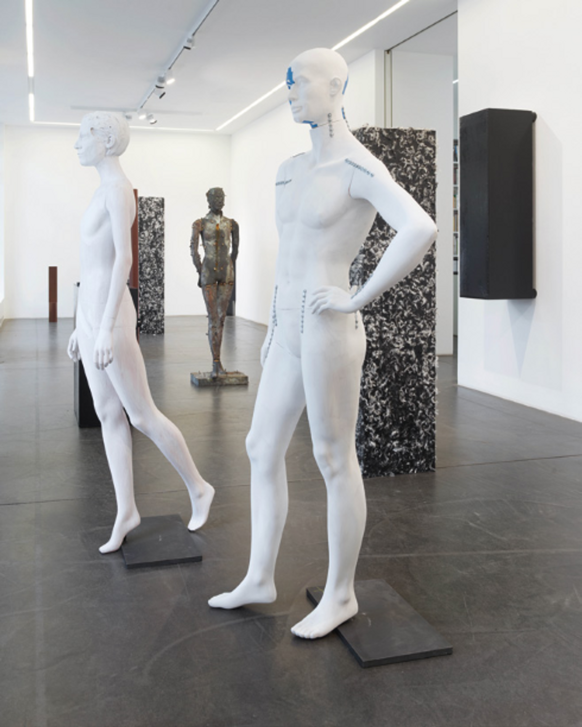 Vue de l’exposition « Heimo Zobernig. Fast mies », Galerie Nagel Draxler, Berlin, 2021. © Simon Vogel