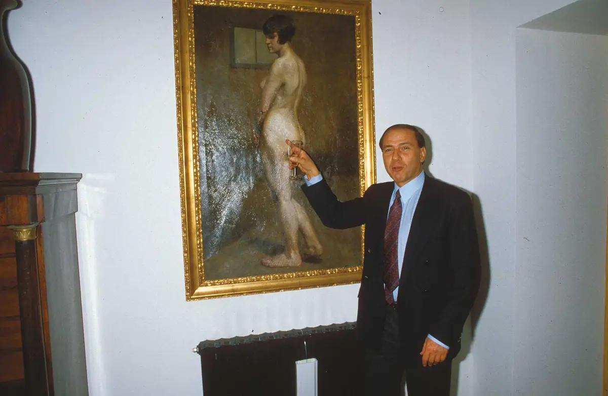Silvio Berlusconi devant l'une des œuvres de sa collection en 1985. Photo : Archivio Cicconi/Getty Images