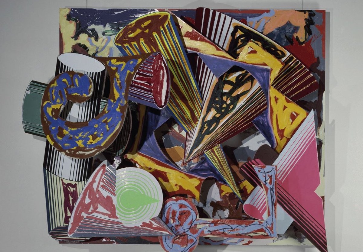 Frank Stella, La Vecchia dell’orto (La Vieille au jardin), 1986, peinture acrylique, laque glycérophtalique, peinture fluorescente sur 11 éléments et panneau en aluminium alvéolés, Centre Pompidou. © Centre Pompidou, MNAM-CCI/ Dist. GrandPalaisRmn