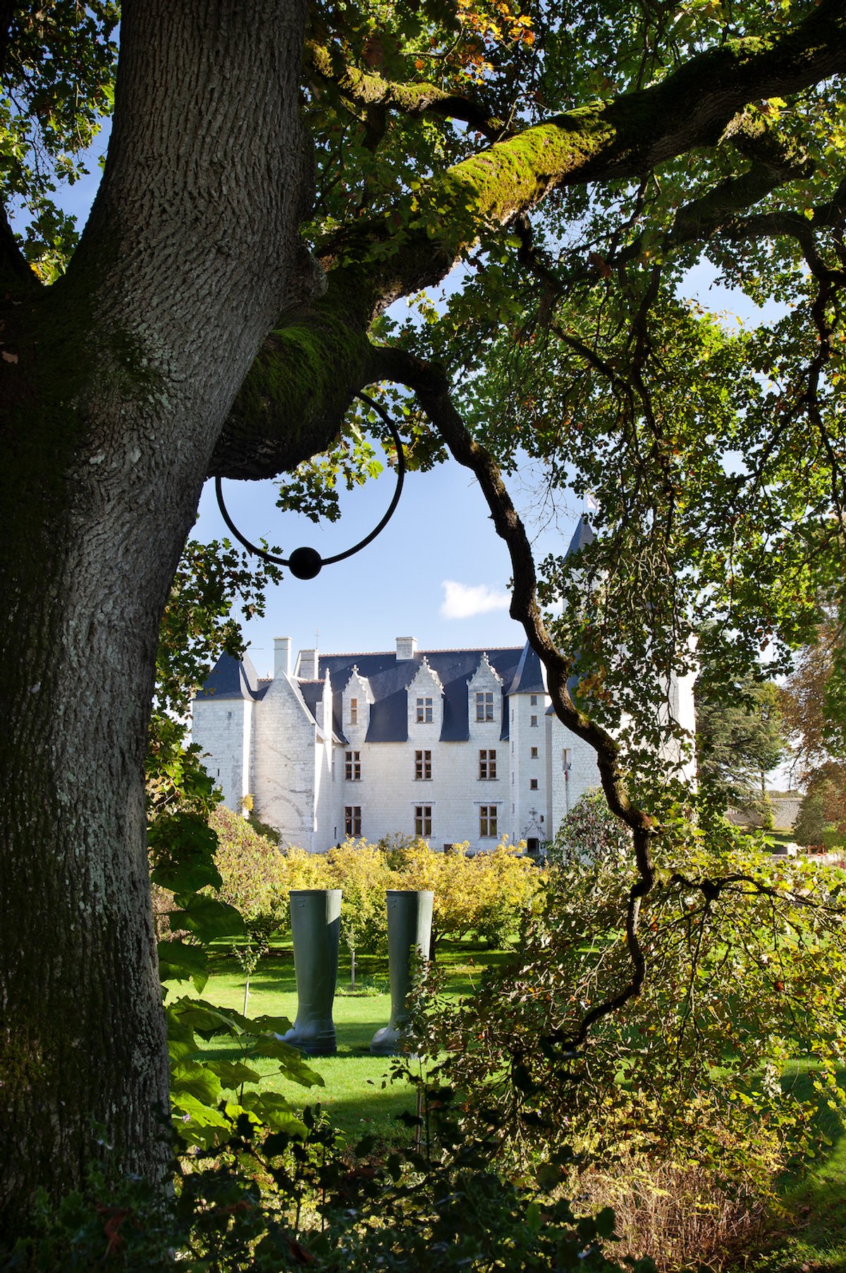 Les œuvres Piercing de Philippe Ramette et Invendus-Bottes
de Lilian Bourgeat dans le parc du château du Rivau, 2022. © Château du Rivau