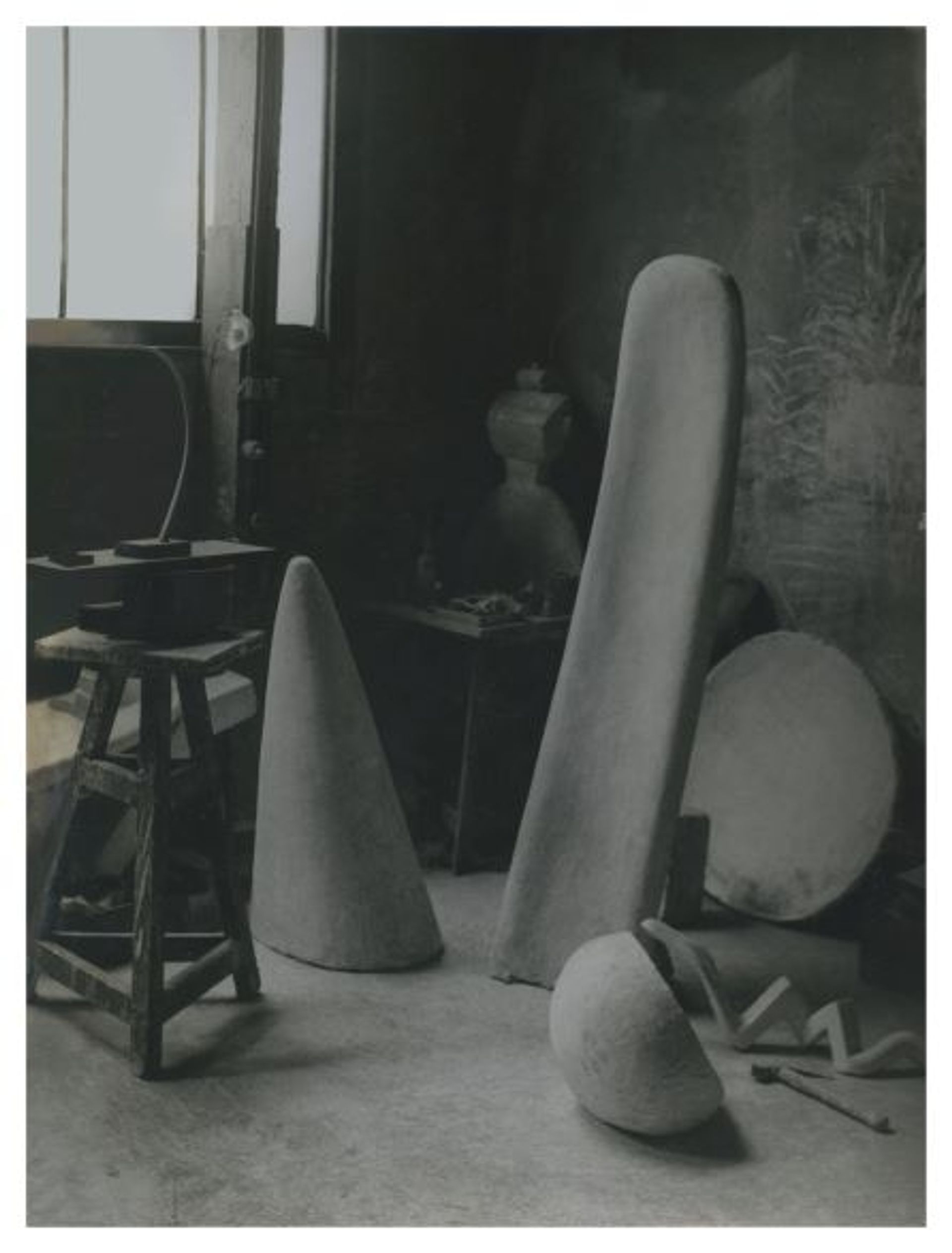 Projet pour une place dans l’atelier d’Alberto Giacometti, vers 1933, archives Fondation Giacometti Photo Brassaï 

© RMN-Grand Palais/ Fondation Giacometti