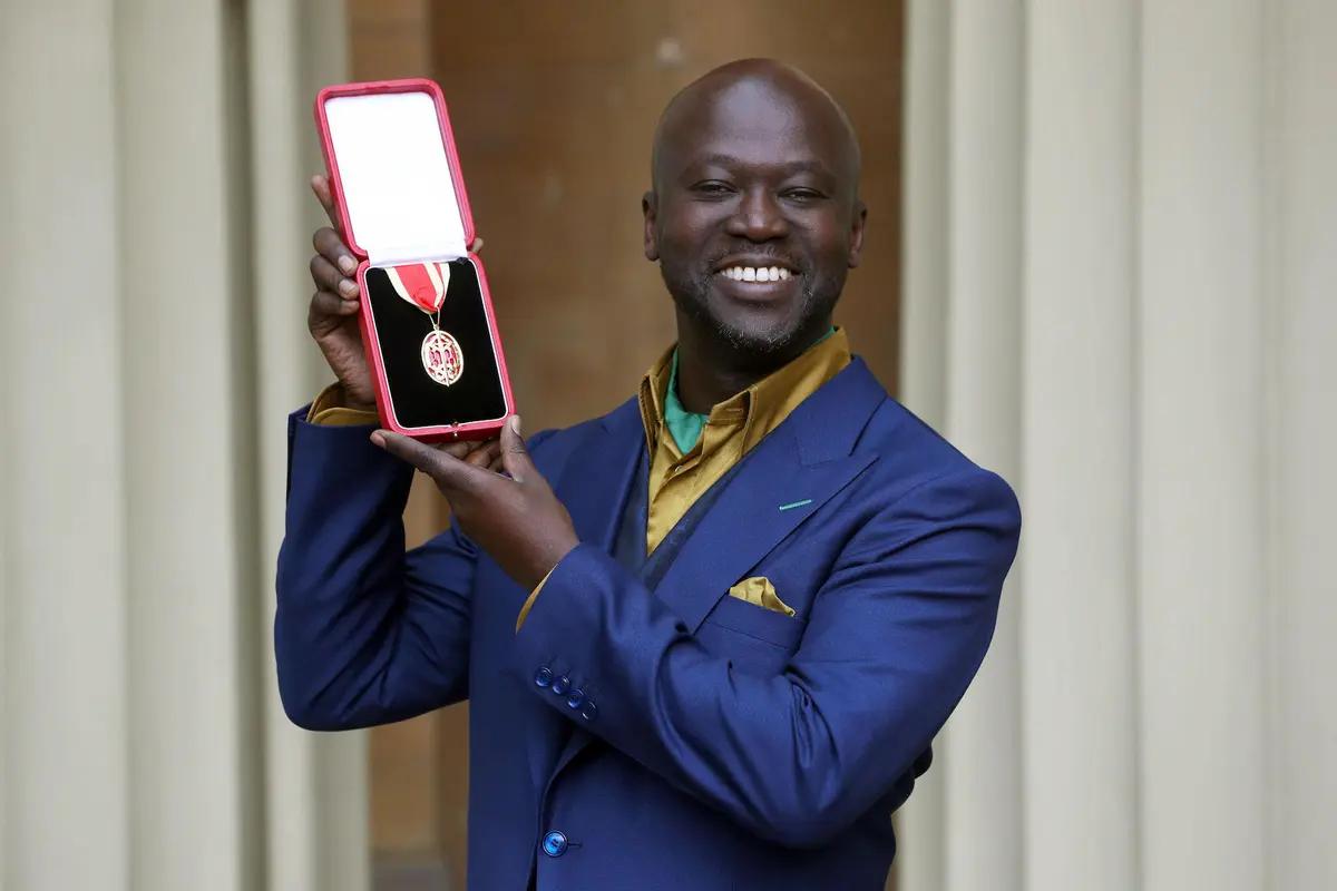 David Adjaye après avoir été fait chevalier par le duc de Cambridge lors d'une cérémonie d'investiture au palais de Buckingham en 2017. Photo : Jonathan Brady / PA Images / Alamy Stock Photo