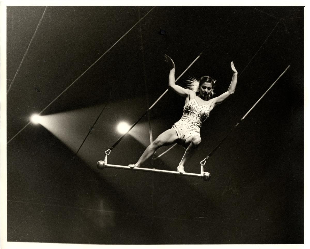François Tuefferd, La Trapéziste Pinito del Oro au Ringling Bros & Barnum and Bailey Circus, Madison Square Garden, New York, 1954, photographie argentique noir et blanc. © François Tuefferd. Courtesy du Mucem