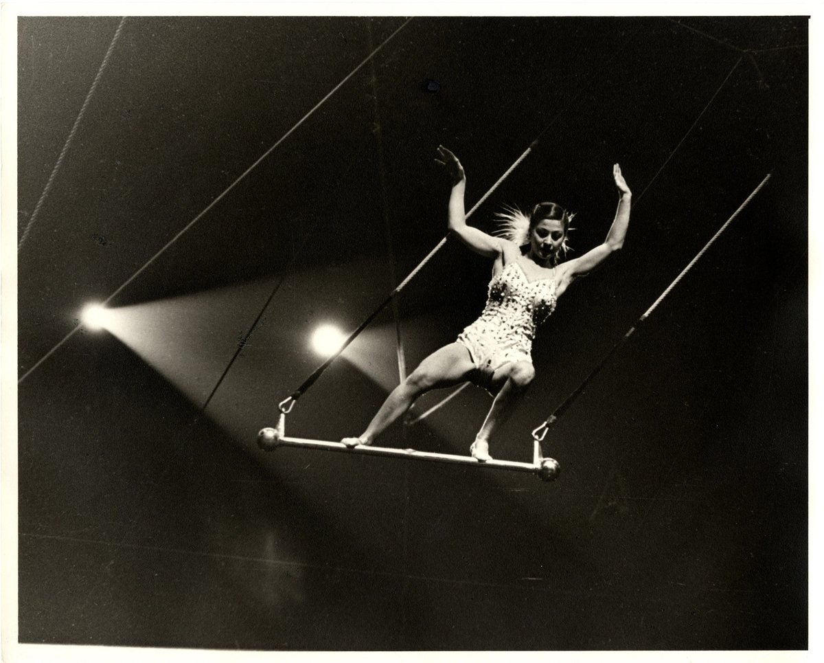 François Tuefferd, La Trapéziste Pinito del Oro au Ringling Bros & Barnum and Bailey Circus, Madison Square Garden, New York, 1954, photographie argentique noir et blanc. © François Tuefferd. Courtesy du Mucem