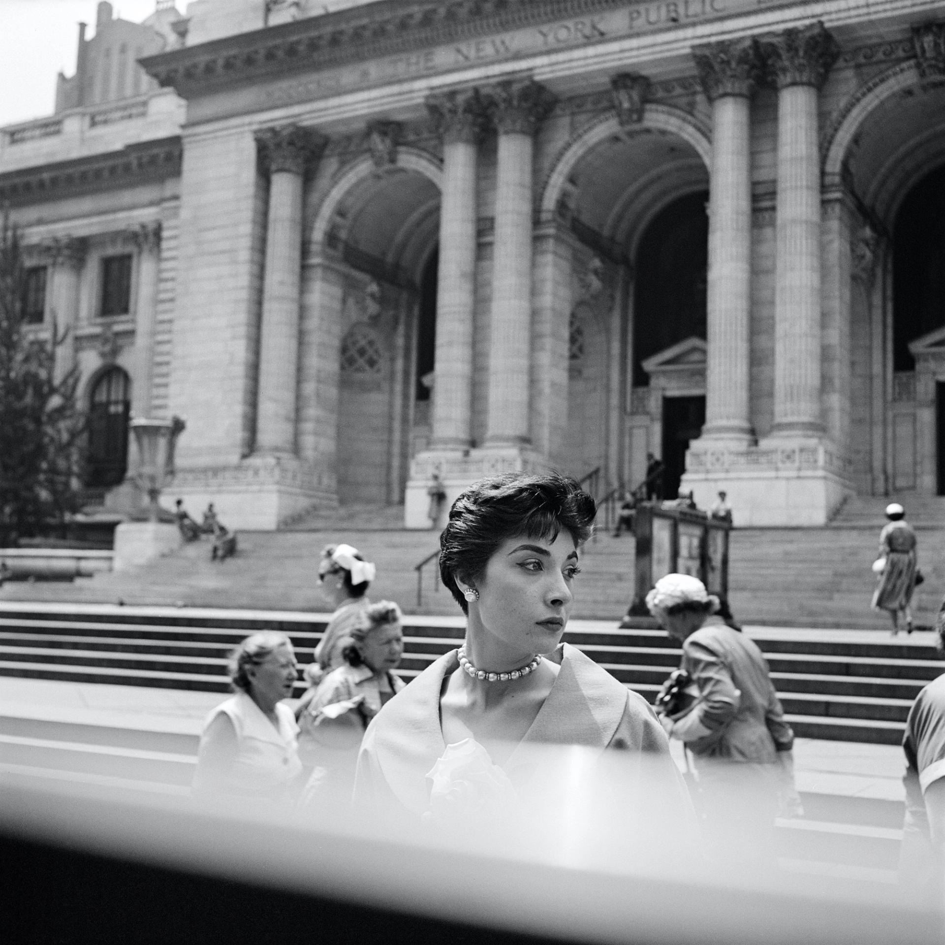 Vivian Maier, Bibliothèque publique de New York, vers 1954, tirage argentique, 2012. © Estate of Vivian Maier, courtesy Maloof Collection and Howard Greenberg Gallery, NY