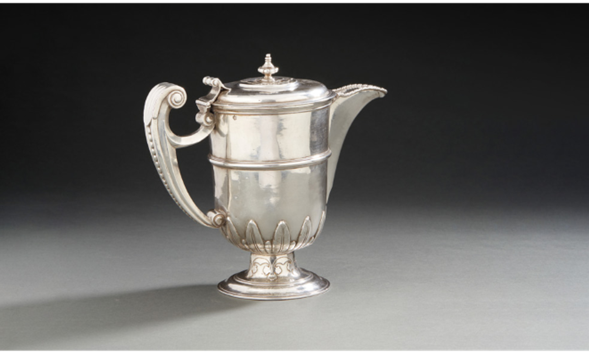 Aiguière en argent fondu ciselé, 1686-1687, maître orfèvre Charles Petit, reçu en 1658, est. 50000-60000 euros. © Ader/Drouot