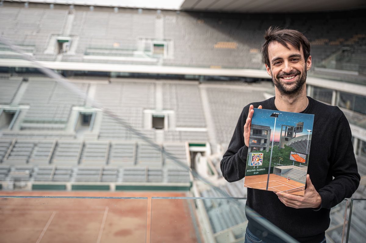 L’artiste Jean Claracq présente l’affiche de Roland-Garros 2021. Photo: Christophe Guibbaud / FFT