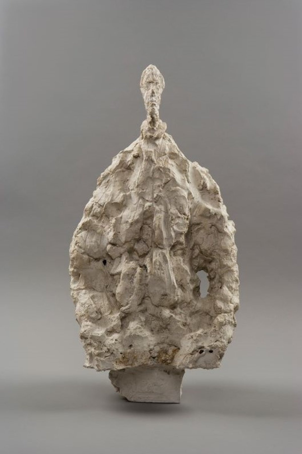 Alberto Giacometti,Buste d’homme au chandail, vers 1953, plâtre, Fondation Giacometti, Paris. © Succession Alberto Giacometti