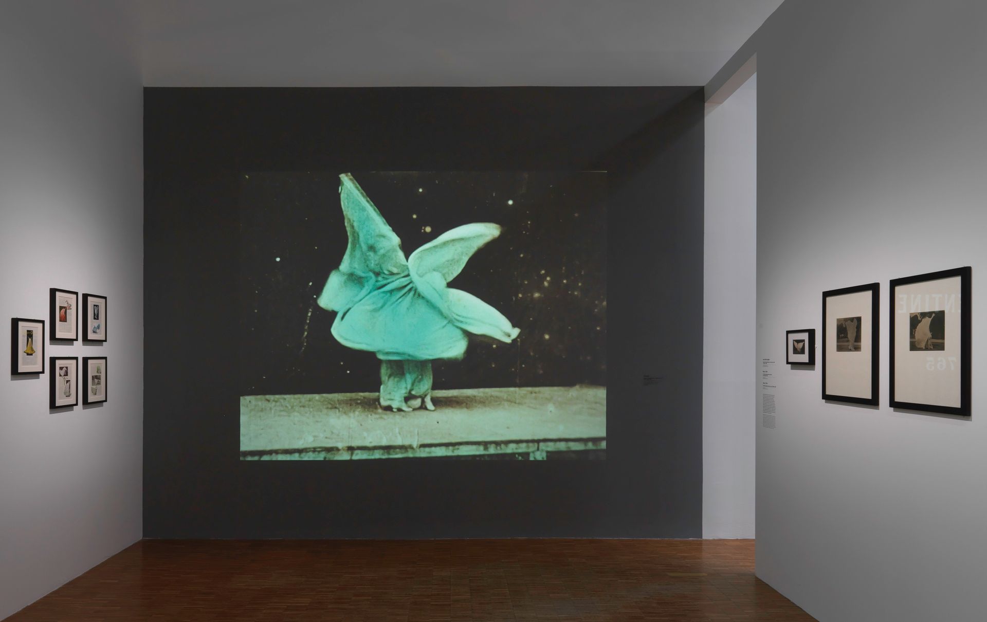 Loïe Fuller, Danse serpentine [II], Cat. Lumière N°765-1. Vue de l’exposition « Elles font l’abstraction » au Centre Pompidou. © Centre Pompidou, Audrey Laurans