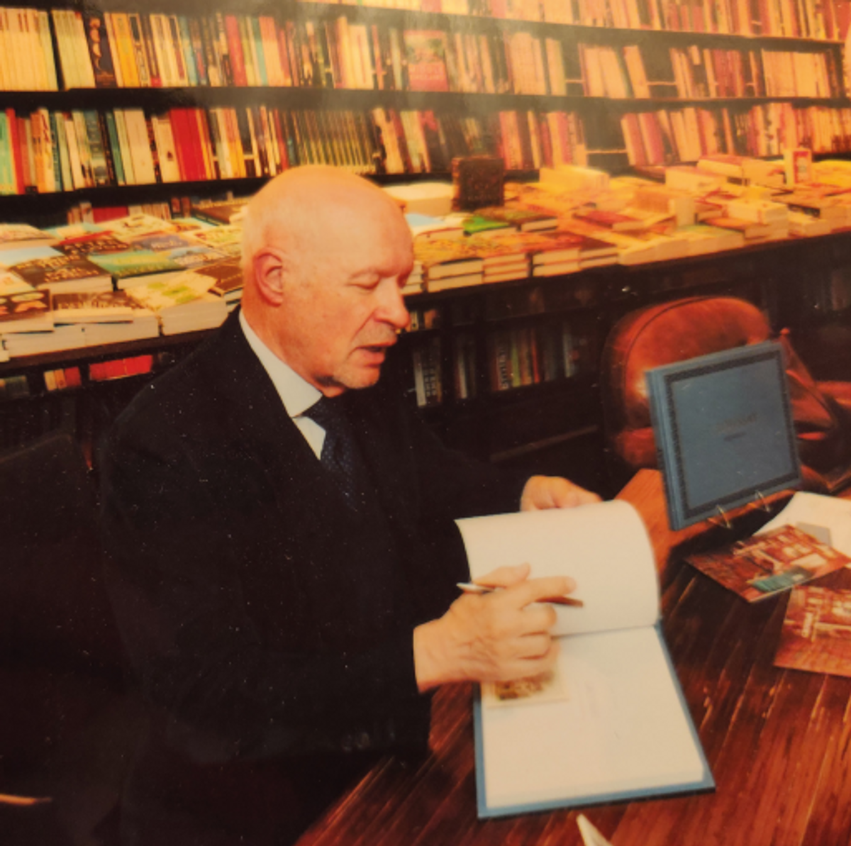 Pierre Arizzoli-Clémentel signant l’édition limitée de Groussay. Aquarelles d’Alexandre Serebriakoff, en 2019. © Frédéric Lacaille