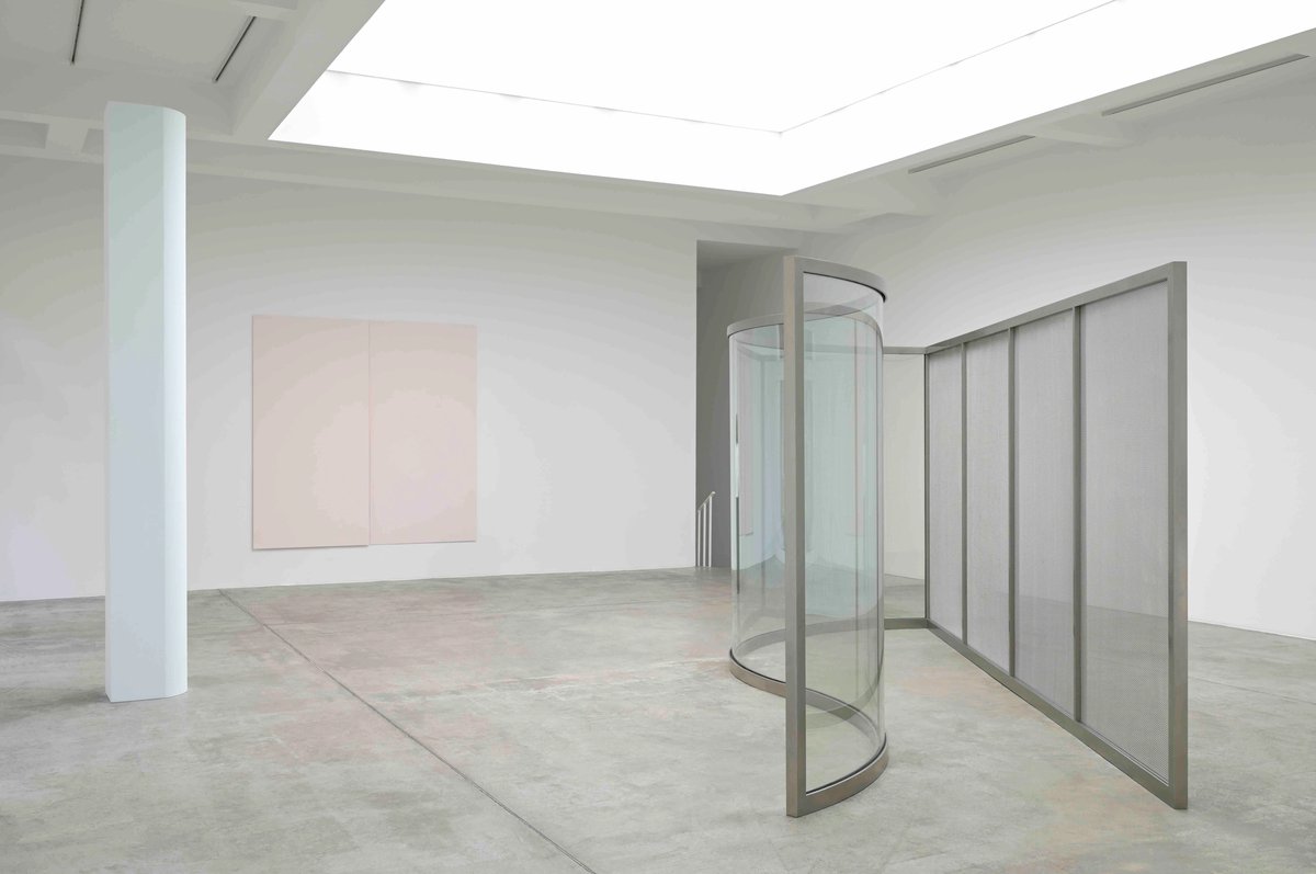 Vue de l’exposition « Ettore Spalletti & Dan Graham » à la Marian Goodman Gallery. Courtesy Marian Goodman Gallery. Photo Rebecca Fanuele
