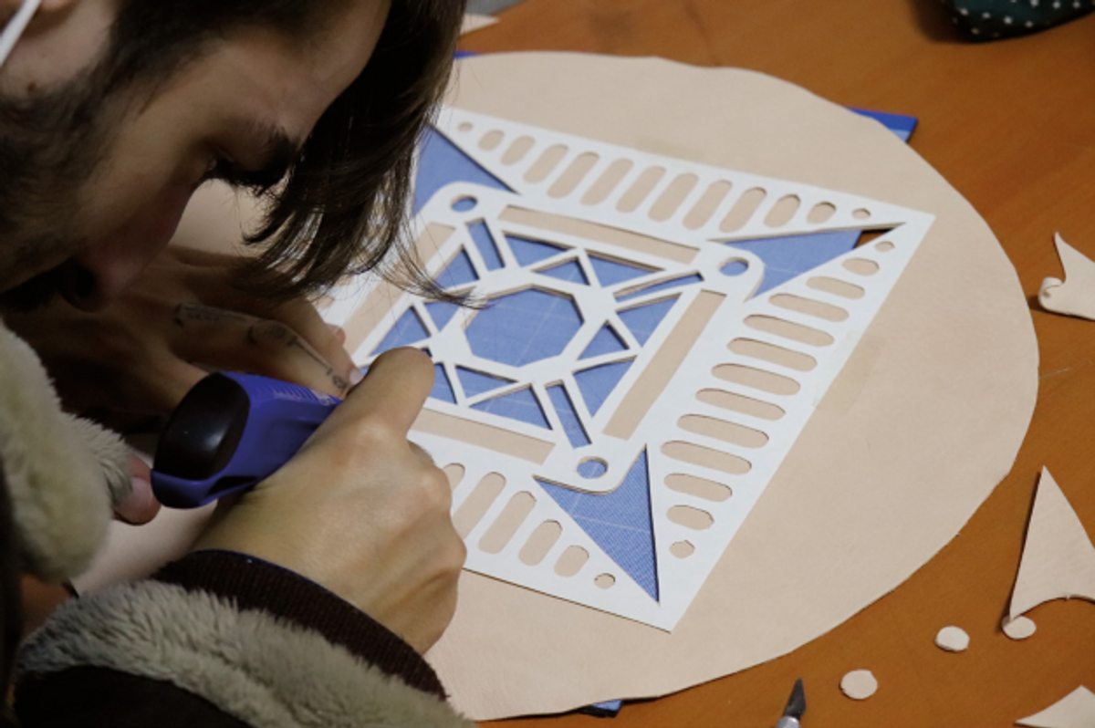 Workshop cuir (Constant Gapp, étudiant), Institut national des beaux-arts de Tétouan, février 2022. Courtesy Beaux-Arts de Marseille